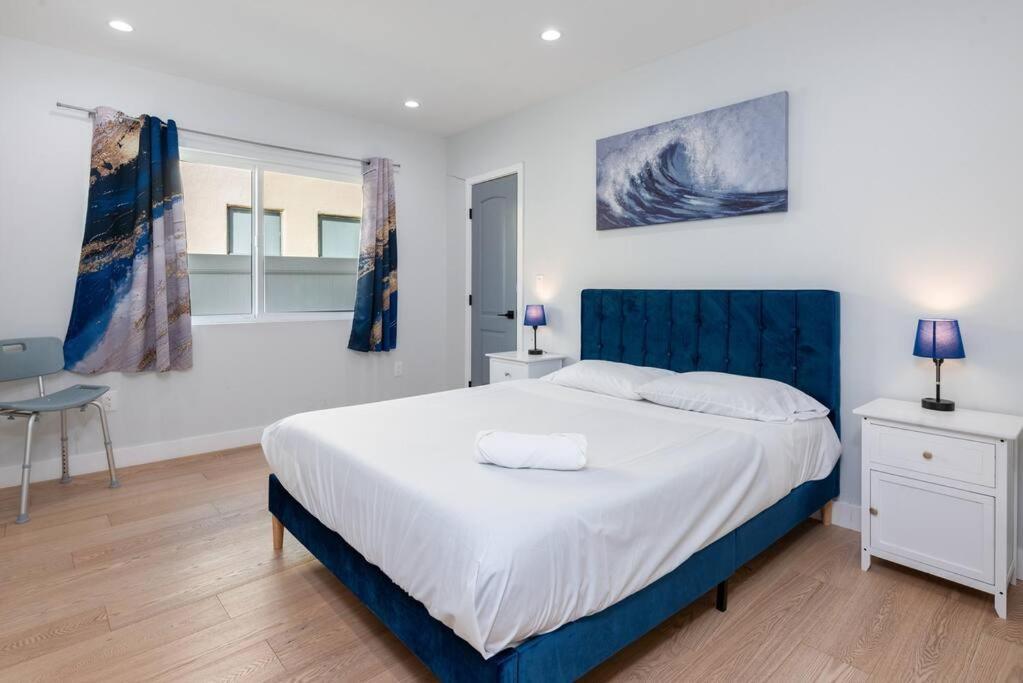 Prime Location, Stylish Space: 3Br Home With Bbq - Los Angeles — Photos 2